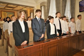 Мы – граждане России: 20 волгодонских школьников в торжественной обстановке получили паспорта Российской Федерации
